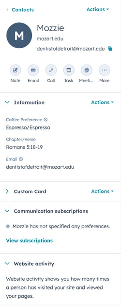 「Mozzie」という名前のHubSpotコンタクトレコードの左サイドバーには、コンタクトの名前、Eメール、アクションアイコンのほか、「情報」と「コミュニケーションの配信登録」のセクションが表示されています。