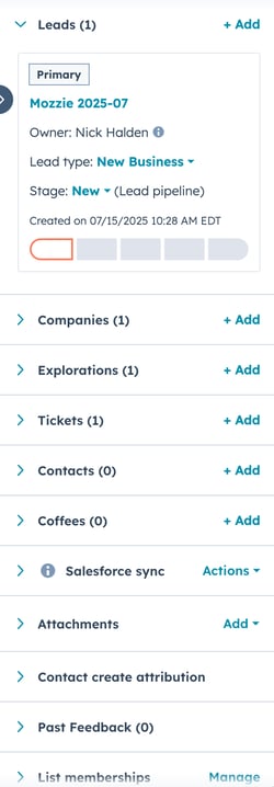 HubSpotコンタクトレコードの右サイドバー。「リード」セクションには「Mozzie 2025-07」という名前のプライマリーリードが示され、会社やチケットなどの関連レコードのセクションが折りたたまれています。