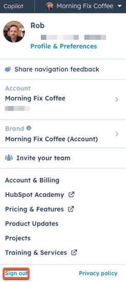 Uma captura de tela mostrando a opção de sair, encontrada clicando no nome da conta no canto superior direito de HubSpot