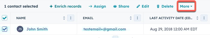 Captura de pantalla de la página de índice de contactos. La casilla de verificación a la izquierda del contacto de ejemplo está marcada, y el menú desplegable Más en la parte superior izquierda de la tabla está resaltado.