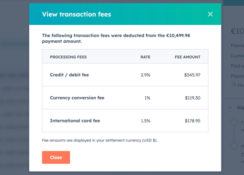 Cuadro de diálogo en el que se detallan las tarifas por transacción. Enumera las tarifas de crédito/débito, conversión de divisas y tarjetas internacionales con sus respectivas tasas y cantidades en USD