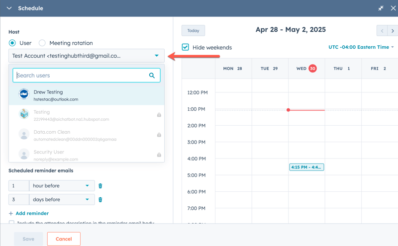 Programador de reuniones que muestra un calendario con fechas. En el panel izquierdo se pueden ver las opciones de las reuniones:  Menú desplegable para seleccionar un anfitrión y correos electrónicos de recordatorio programados. El anfitrión actual es "Cuenta de prueba" Los correos electrónicos recordatorios programados se ajustan para 1 hora y 3 días antes de