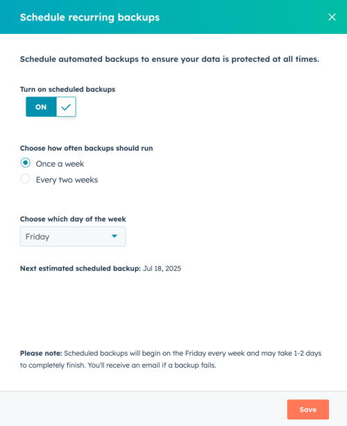 Pantalla "Programar copias de seguridad periódicas" en HubSpot. Muestra opciones para activar las copias de seguridad programadas, elegir la frecuencia (Una vez a la semana, Cada dos semanas), seleccionar un día de la semana (viernes), y muestra la 'Próxima copia de seguridad programada estimada: 18 de julio de 2025'.