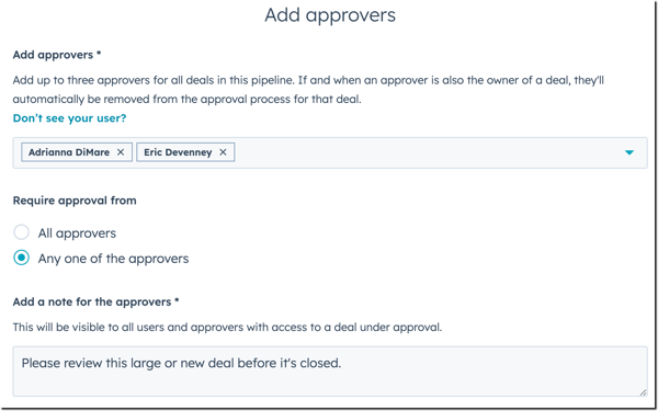 O modal "Adicionar aprovadores" do HubSpot. Ele mostra dois usuários adicionados como aprovadores. Exigir aprovação de: Qualquer um dos aprovadores está selecionado, e uma observação "Revise este negócio grande ou novo antes de fechá-lo" é inserida.