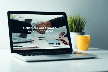 Laptop Mockup Sortlist Hand-900