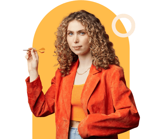 Frau in Bluse wirft Dartpfeil