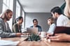 B2B-RevOps-Team eines Unternehmens sprechen über eine Revenue-Operations-Strategie für vorhersehbaren Umsatz und entsprechendes Wachstum