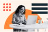 mujer usa CRM para entender comportamiento del cliente
