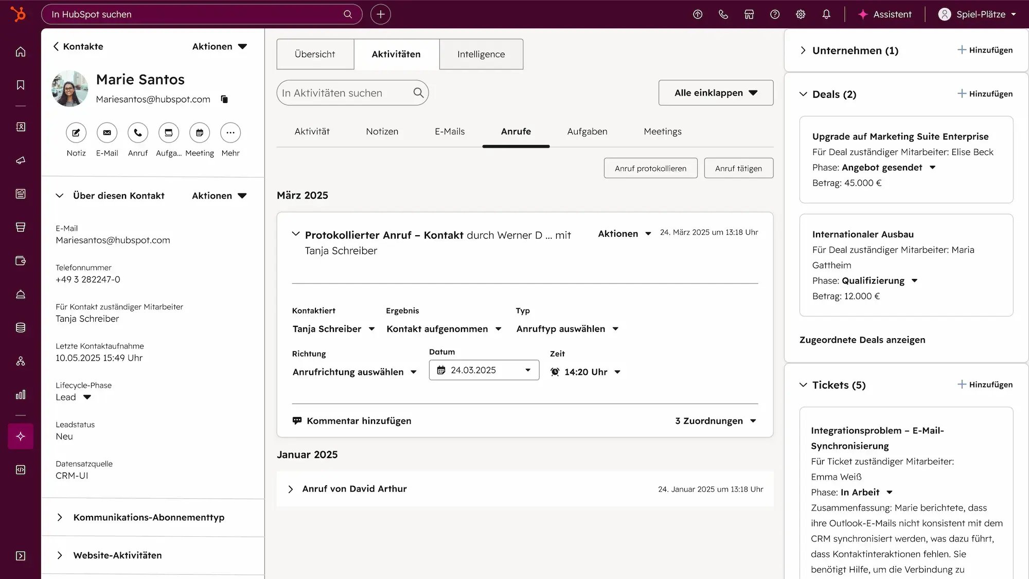 HubSpot CRM-Kontaktdatensatz mit Aktivitäts-Timeline, zugeordneten Deals und offenen Tickets in einer einheitlichen Ansicht