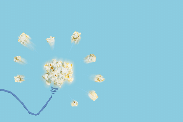 Popcorn vor blauem Hintergrund