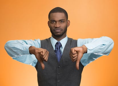 Retrato em close-up mostra consumidor incomodado, com raiva, com os indicadores apontando para baixo - conteúdo sobre cancelamento de clientes e taxa de churn