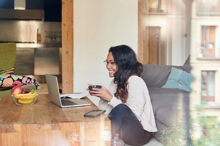 mulher trabalhando de casa (working from home / trabalho remoto) participa de vídeo conferência