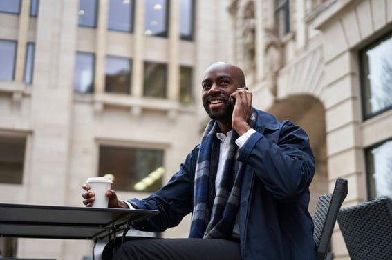 Mann am Handy liesst sich FAQ zu HubSpot Formulardesigner durch