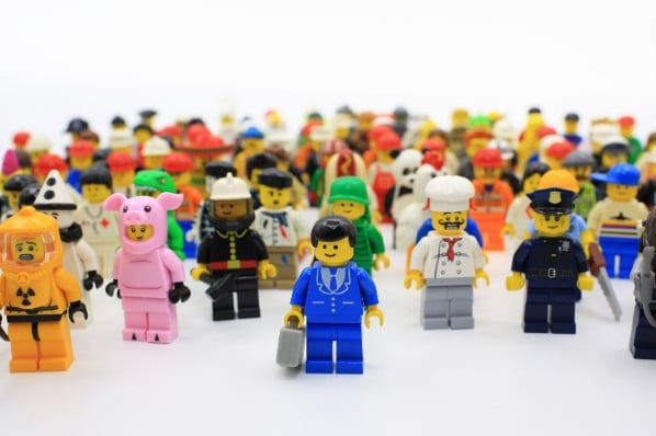 nombreux buyer personas très différents représentés par des lego