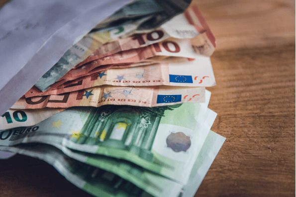 Liasse de billets en euros illustrant l'élasticité-prix