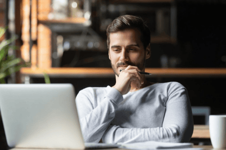entrepreuneur réflechissant au nom de son entreprise