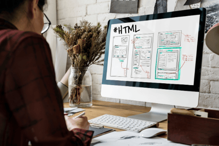 pessoa em frente a computador aprende como criar um site 