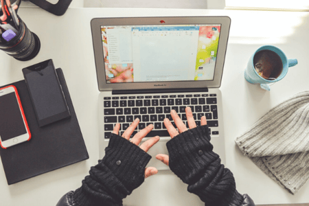 Personne entamant la rédaction d'un texte sur Word
