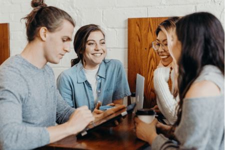 Groupe d'individus travaillant sur un programme de parrainage