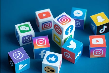 réseaux sociaux représentés par des cubes avec le logo des différents réseaux sociaux