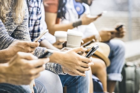 groupe de différentes personnes sur les réseaux sociaux avec leur portable