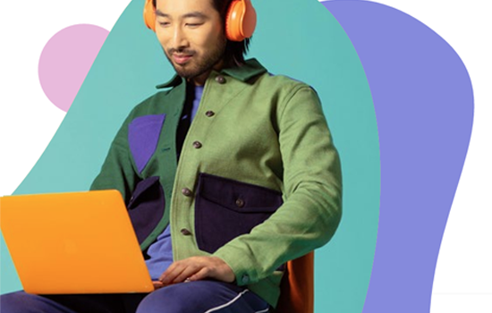 Mann sucht onepager content heraus