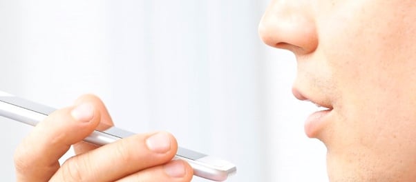 Personne faisant une recherche vocale sur son téléphone