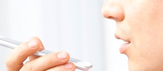 Personne faisant une recherche vocale sur son téléphone