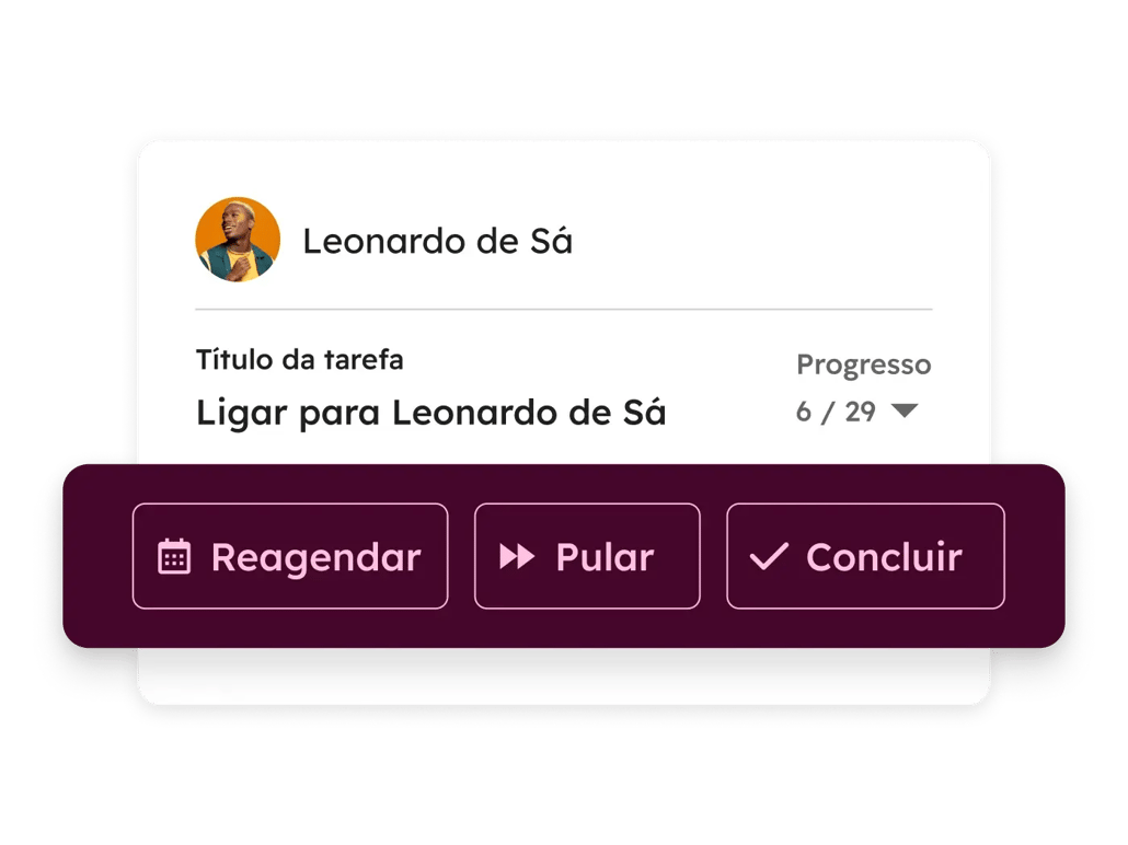 Interface do software de rastreamento de chamadas da HubSpot mostrando a fila de chamadas de um usuário junto com os detalhes de contato do cliente 