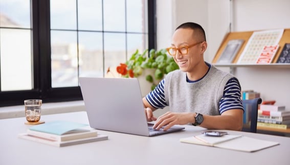 homem usando IA para resumir postagem de blog em uma legenda de rede social