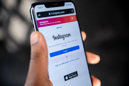 smartphone avec application instagram