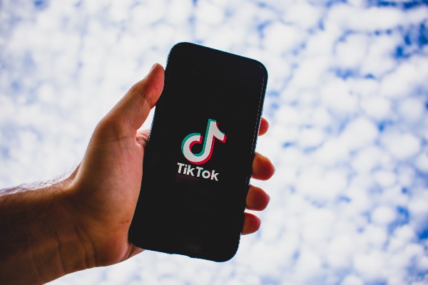 Smartphone avec application TikTok