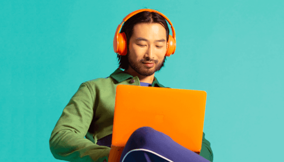 Mann mit Kopfhörer benutzt die AI Tools von HubSpot