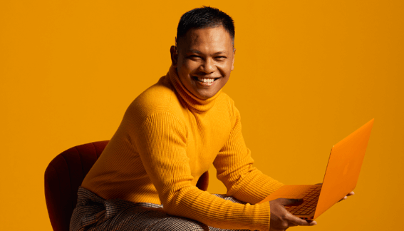 Mann am Laptop schaut auf Marketing Reporting