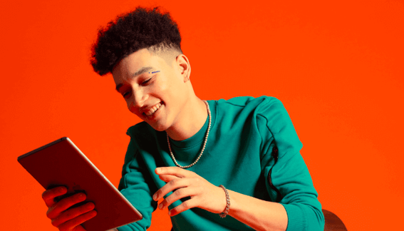 Mann am Tablet benutzt Chatbot