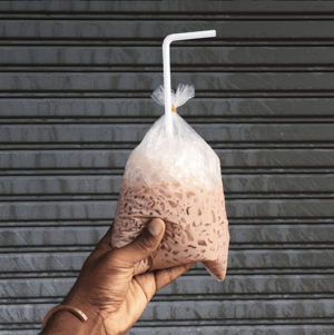 HubSpot-Handyfoto eines eisgekühlten Kakaogetränks im Plastikbeutel mit Strohhalm