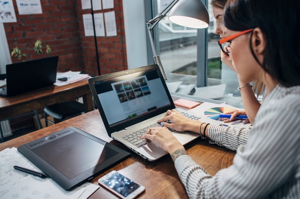 photographer selecting wordpress photography plugins