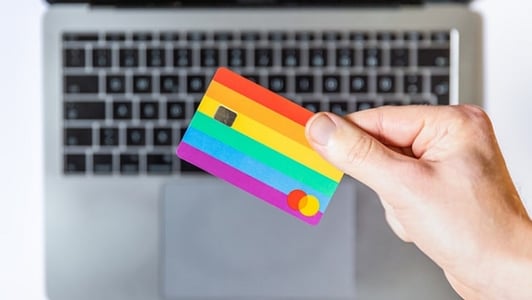 carte bancaire devant un ordinateur