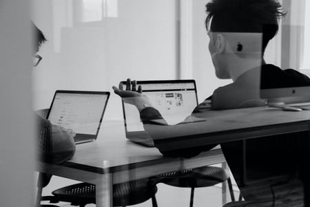 collaborateurs en réunion marketing B2B et marketing B2C