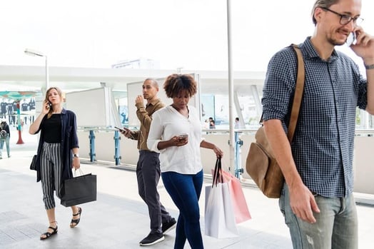 Le contexte social influence le comportement des consommateurs