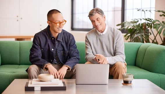 Funcionário compartilha resumo da experiência do cliente com o gerente