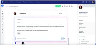 El software de servicio al cliente para empresas Help Scout muestra una bandeja de entrada con un intercambio de correos sobre la actualización de los datos de facturación de una factura con un cliente. Un agente está respondiendo.