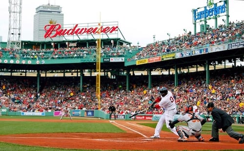 David Ortiz do Boston Red Sox rebatendo na base principal no Fenway Park