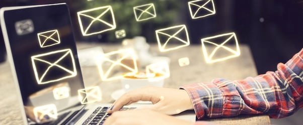 Person beschäftigt sich mit E-Mail-Marketing- Kennzahlen am Laptop