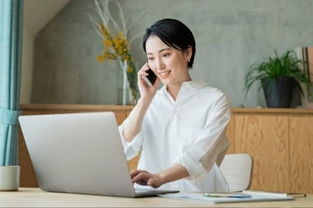 An exit intent popup gives this woman working on a computer a reason to stay online.