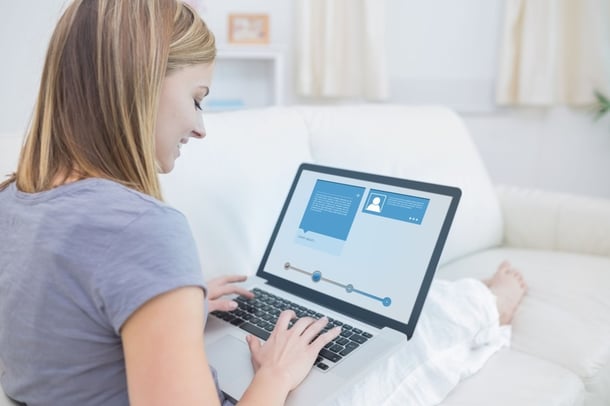 femme devant une page facebook sur son ordinateur