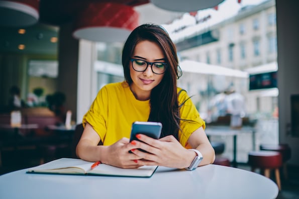 marketer creating a retargeting ad campaign to capture attention on Facebook