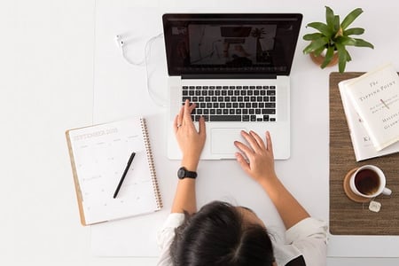 femme au bureau écrivant un mail