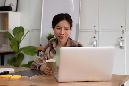 Person creating a followup email automation process in 51Թ