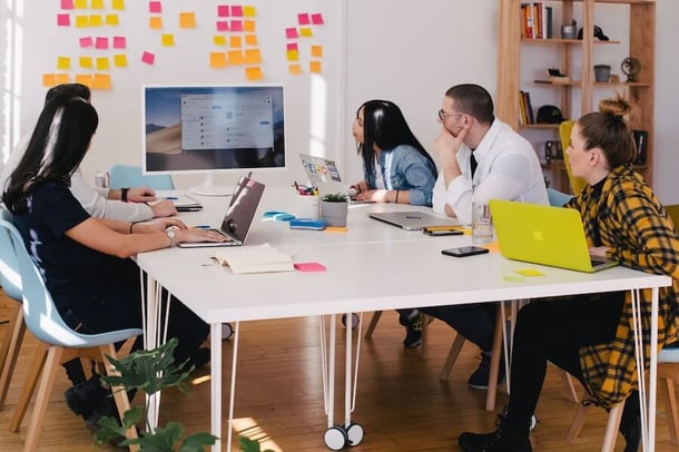 Réunion de collègues pour définir une stratégie de lead generation 